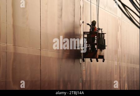 (231207) -- NANJING, 7. Dezember 2023 (Xinhua) -- Ein Arbeiter malt ein Containerschiff auf einer Werft von Jiangsu Yangzi Xinfu Shipbuilding Co., Ltd. In Taixing, ostchinesischer Provinz Jiangsu, 5. Dezember 2023. In den ersten zehn Monaten des Jahres 2023 hat China seine Spitzenposition auf dem globalen Schiffbaumarkt mit einem starken Wachstum sowohl bei der Produktion als auch bei den Auftragseingängen beibehalten, wie Branchendaten zeigen. Die Schiffbauproduktion des Landes stieg von Januar bis Oktober um 12 Prozent im Vergleich zum Vorjahr auf 34,56 Millionen Tonnen Tragfähigkeit (dwt), was 49,7 Prozent der weltweiten Gesamtmenge ausmacht, laut Daten des Chi Stockfoto