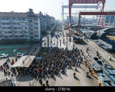 (231207) -- NANJING, 7. Dezember 2023 (Xinhua) -- dieses Luftbild, aufgenommen am 5. Dezember 2023, zeigt Arbeiter, die eine Werft von Jiangsu Yangzi Xinfu Shipbuilding Co., Ltd. In Taixing, ostchinesischer Provinz Jiangsu, verlassen. In den ersten zehn Monaten des Jahres 2023 hat China seine Spitzenposition auf dem globalen Schiffbaumarkt mit einem starken Wachstum sowohl bei der Produktion als auch bei den Auftragseingängen beibehalten, wie Branchendaten zeigen. Die Schiffbauproduktion des Landes stieg im Zeitraum Januar-Oktober um 12 Prozent auf 34,56 Millionen Tonnen Tragfähigkeit (dwt), was 49,7 Prozent der weltweiten Gesamtmenge entspricht Stockfoto