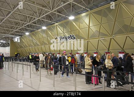 Die neu erweiterte Bahnhofshalle am Londoner Flughafen Gatwick, Großbritannien (Dezember 2023). Zeigt Warteschlangen für Ticketautomaten an. (Kein Ticketschalter) Stockfoto