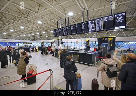 Die neu erweiterte Bahnhofshalle am Londoner Flughafen Gatwick, Großbritannien (Dezember 2023). Zeigt Infotafeln für die Zugabfahrt und den Auskunftsschalter. Stockfoto