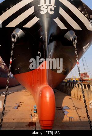 (231207) -- NANJING, 7. Dezember 2023 (Xinhua) -- Ein Arbeiter läuft auf einem Containerschiff in einer Werft von Jiangsu Yangzi Xinfu Shipbuilding Co., Ltd. In Taixing, ostchinesischer Provinz Jiangsu, 5. Dezember 2023. In den ersten zehn Monaten des Jahres 2023 hat China seine Spitzenposition auf dem globalen Schiffbaumarkt mit einem starken Wachstum sowohl bei der Produktion als auch bei den Auftragseingängen beibehalten, wie Branchendaten zeigen. Die Schiffbauproduktion des Landes stieg von Januar bis Oktober um 12 Prozent auf 34,56 Millionen Tonnen Tragfähigkeit (dwt) und macht laut Daten von Th 49,7 Prozent der weltweiten Gesamtmenge aus Stockfoto