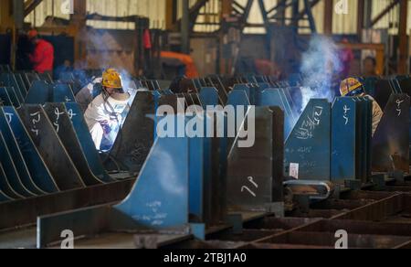 (231207) -- NANJING, 7. Dezember 2023 (Xinhua) -- Arbeiter schweißen in einer Werkstatt von Jiangsu Yangzi Xinfu Shipbuilding Co., Ltd. In Taixing, ostchinesischer Provinz Jiangsu, 5. Dezember 2023. In den ersten zehn Monaten des Jahres 2023 hat China seine Spitzenposition auf dem globalen Schiffbaumarkt mit einem starken Wachstum sowohl bei der Produktion als auch bei den Auftragseingängen beibehalten, wie Branchendaten zeigen. Die Schiffbauproduktion des Landes stieg von Januar bis Oktober um 12 Prozent auf 34,56 Millionen Tonnen Tragfähigkeit (dwt) und macht laut Daten der China Association of the 49,7 Prozent der weltweiten Gesamtmenge aus Stockfoto