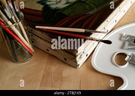 Stillleben mit Ölgemälden auf Leinwand mit Pinseln und Farbtuben, Nahaufnahme Stockfoto