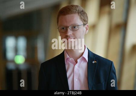 Edinburgh Schottland, Vereinigtes Königreich 07. Dezember 2023. Ross Greer MSP im schottischen Parlament. Credit sst/alamy Live News Stockfoto