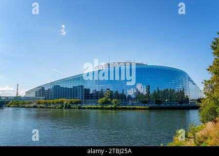 Modernes Gebäude des Europäischen Parlaments in der Nähe des Flusses Ill im europäischen Viertel, EU in Straßburg Frankreich Stockfoto