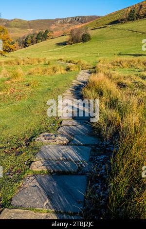 Der südliche Rand des Kinder Scout und das Grindsbrook Valley im Peak District National Park, Derbyshire, Großbritannien Stockfoto