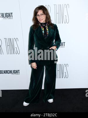 New York City, USA. Dezember 2023. Gina Gershon nahm an der New Yorker Premiere Teil, die am 6. Dezember 2023 im DGA Theater in New York City stattfand © Steven Bergman/AFF-USA.COM Credit: AFF/Alamy Live News Stockfoto