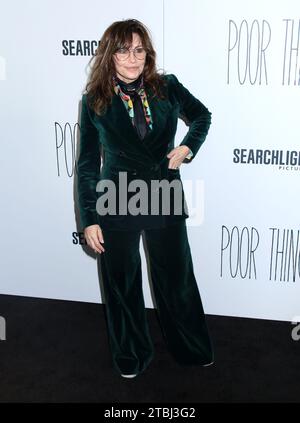 New York City, USA. Dezember 2023. Gina Gershon nahm an der New Yorker Premiere Teil, die am 6. Dezember 2023 im DGA Theater in New York City stattfand © Steven Bergman/AFF-USA.COM Credit: AFF/Alamy Live News Stockfoto