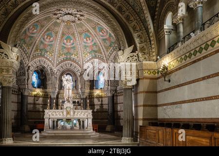Der Altar in der Krypta des heiligen Joseph in der Basilika Notre Dame de Fouviere. Stockfoto