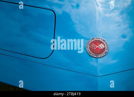 Motorhaube, Motorhaube und Cloisonne-Glasabzeichen Eines blauen 1973 Chevrolet Corvette Stingray Cabriolet Automobile, Sportwagen, Großbritannien Stockfoto