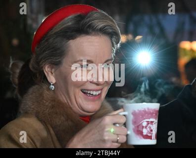 Dresden, Deutschland. Dezember 2023. Königin Mathilde von Belgien trinkt Glühwein auf dem Neumarkt Weihnachtsmarkt. Das belgische Königspaar ist zu einem dreitägigen Staatsbesuch nach Deutschland gekommen. Robert Michael/dpa/Alamy Live News Stockfoto