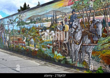 CHEMAINUS, KANADA - 16. MAI 2017: Das Wandbild 'Chemainus 1891', gemalt 1983 von David Maclagan, ist eines von mehr als 40 Wandbildern in der Stadt Chemainus attr Stockfoto