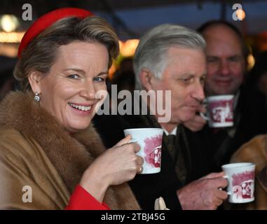 Dresden, Deutschland. Dezember 2023. König Philippe und Königin Mathilde von Belgien trinken Glühwein auf dem Neumarkt Weihnachtsmarkt. Das belgische Königspaar ist zu einem dreitägigen Staatsbesuch nach Deutschland gekommen. Robert Michael/dpa/Alamy Live News Stockfoto