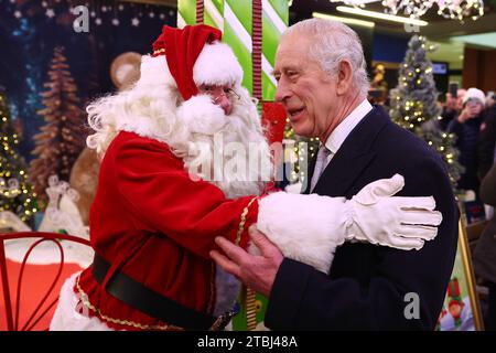 König Karl III. Während eines Besuchs im Ealing Broadway Shopping Centre und dem Weihnachtsmarkt treffen Sie lokale Geschäftsinhaber und sprechen mit den Empfängern des King's Award for Voluntary Service. Bilddatum: Donnerstag, 7. Dezember 2023. Stockfoto