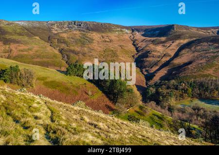 Der südliche Rand des Kinder Scout und das Grindsbrook Valley im Peak District National Park, Derbyshire, Großbritannien Stockfoto