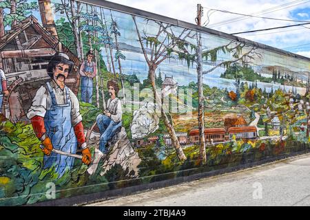 CHEMAINUS, KANADA - 16. MAI 2017: Das Wandbild 'Chemainus 1891', gemalt 1983 von David Maclagan, ist eines von mehr als 40 Wandbildern in der Stadt Chemainus attr Stockfoto