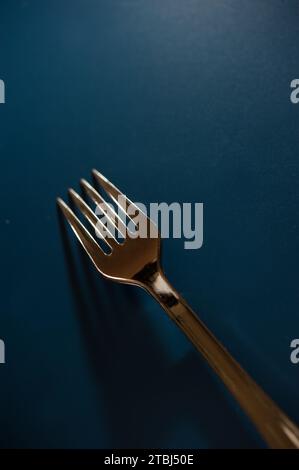 studio-Stillleben einer Gabel in dunkler Umgebung und dramatischem Licht Stockfoto