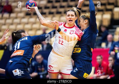 Aleksandra Rosiak aus Polen im Einsatz mit Marija Lanistanin und Aleksandra Vukajlovic aus Serbien während des IHF Handball-WM-Spiels der Frauen zwischen Serbien und Polen in der Hauptrundengruppe 3 in der Arena Nord in Frederikshavn Dänemark Donnerstag, 7. Dezember 2023. (Foto: Bo Amstrup/Ritzau Scanpix) Stockfoto