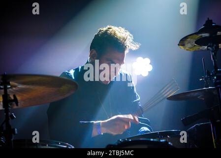 Monk Roma, Rom, Italien, 05. Dezember 2023, Marco Buccelli spielt die Trommel während Truppi, „Il Mondo e come te lo metti in testa“, 10. italienischer Sänger Stockfoto