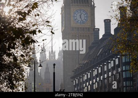 Die Uhr des Elizabeth Tower, die gotischen Türme des britischen parlaments mit der zeitgenössischen Architektur des Portcullis House am Embankment in Westminster, am 6. Dezember 2023 in London, England. Stockfoto