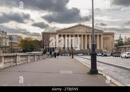Paris, Frankreich, 2023. Menschen und Autos überqueren die Pont de la Concorde in Richtung Palais Bourbon, in dem sich die Nationalversammlung befindet Stockfoto