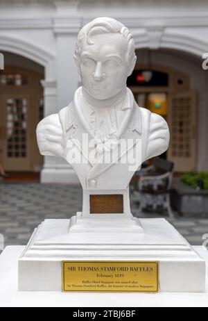 Büste von Sir Thomas Stamford Raffles im Innenhof des Raffles Hotels, Singapur Stockfoto