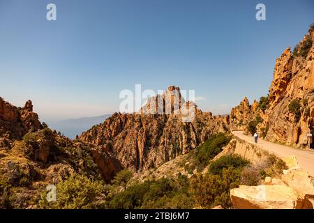 Einsamer Mann, der auf der Straße zu den Calanques von Piana läuft, in der Nähe von Porto, Korsika, Frankreich Stockfoto