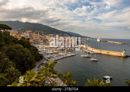 Blick auf den alten Hafen von Bastia, Korsika, Frankreich Stockfoto