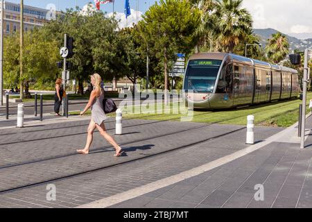 Straßenbahn in der Nähe des Place Masséna, Nizza, Frankreich. Stockfoto