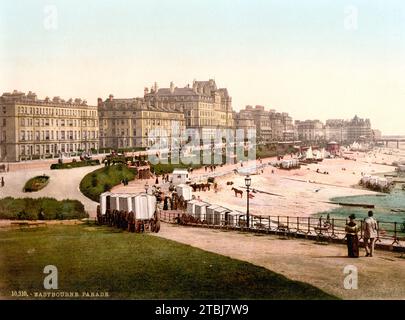 The Parade from the Wish Tower, Eastbourne, Seebad am Ärmelkanal in der Grafschaft East Sussex in England, CA 1895, England, Historisch, digital restaurierte Reproduktion von einer Vorlage aus dem 19. Jahrhundert / The Parade from the Wish Tower, Eastbourne, Seebad am Ärmelkanal in der Grafschaft East Sussex in England, ca. 1895, England, historische, digital restaurierte Reproduktion eines Originals aus dem 19. Jahrhundert Stockfoto