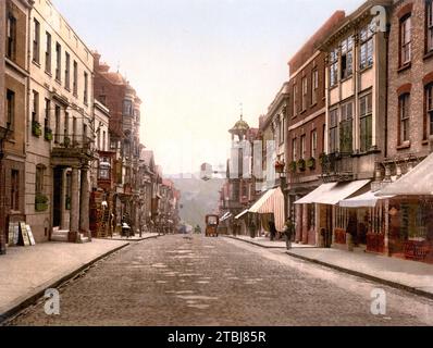 High Street, Guildford, Hauptstadt der historischen Grafschaft Surrey in England, CA 1895, England, Historisch, digital restaurierte Reproduktion von einer Vorlage aus dem 19. Jahrhundert / High Street, Guildford, Hauptstadt der historischen Grafschaft Surrey in England, CA 1895, England, historische, digital restaurierte Reproduktion eines Originals aus dem 19. Jahrhundert Stockfoto