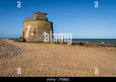 Pevensey Bay und Martello Tower Nummer 66 in Eastbourne, East Sussex, England Stockfoto
