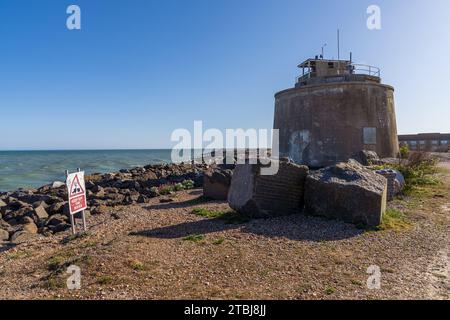 Pevensey Bay und Martello Tower Nummer 66 in Eastbourne, East Sussex, England Stockfoto