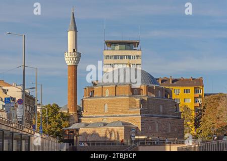 Sofia, Bulgarien - 16. Oktober 2023: Banya Bashi Moschee am sonnigen Herbsttag im Stadtzentrum der Hauptstadt. Stockfoto