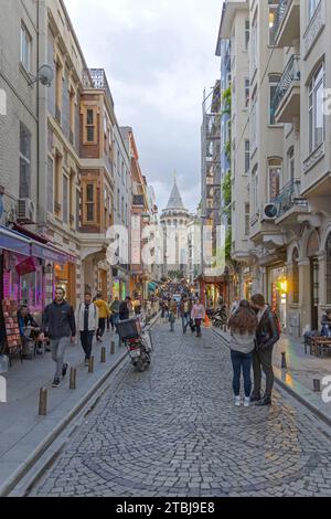 Istanbul, Türkei - 18. Oktober 2023: Blick auf das historische Wahrzeichen des Galata-Turms von der Buyuk Hendek Street in Beyoglu Herbsttag. Stockfoto