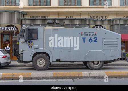 Istanbul, Türkei - 18. Oktober 2023: Polizeifahrzeug mit Wasserkanonen gegen Aufstände parkt an der Straße im Stadtzentrum. Stockfoto