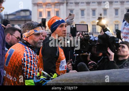 Buckingham Palace, London, Großbritannien. Dezember 2023. Kevin Sinfield im Buckingham Palace, als er seine MND-Ultra-Marathon-Challenge beendet. Quelle: Matthew Chattle/Alamy Live News Stockfoto