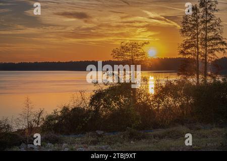 Foto von einem glühenden Sonnenuntergang über dem Mississippi River. Stockfoto