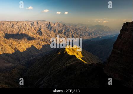 Die Asir Mountains vom Aussichtspunkt Habala (Al-Habalah), eines der beliebtesten Reiseziele in Saudi-Arabien. Stockfoto