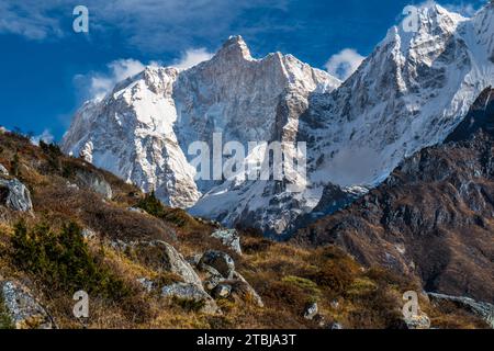 Mount kumbhakarna ( Jannu Base Camp ) im himalaya von Nepal aus gesehen von Khambachen, Taplejung Stockfoto