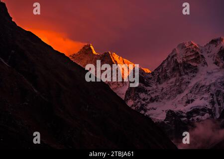 Sonnenuntergang des Mount kumbhakarna ( Jannu Base Camp ) im himalaya von Nepal aus gesehen von Khambachen, Taplejung Stockfoto