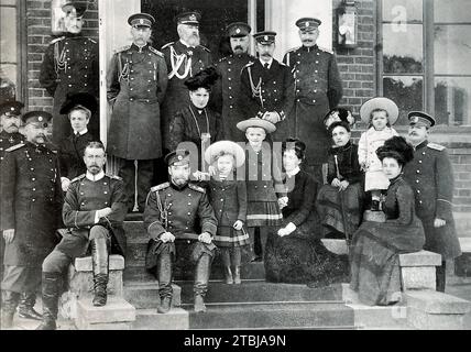 ALEXANDER II. ODER RUSSLAND mit Angehörigen seiner Familie und Militärs um 1905. Seine Frau Alix steht hinter ihm und drei ihrer Töchter - Olga, Marie, Tatiana - tragen weiße Hüte. Stockfoto