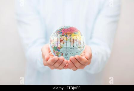 Planet Erde politischer Globus in Händen Stockfoto