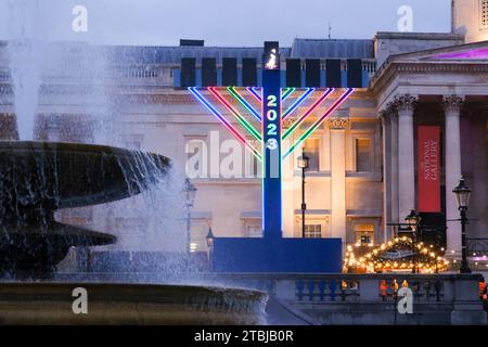 Trafalgar Square, London, Großbritannien. Dezember 2023. Die Menorah-Kerze zündete für die erste Nacht von Hannukah, dem jüdischen Lichterfest auf dem Trafalgar Square. Quelle: matthew Chattle/Alamy Live News Stockfoto