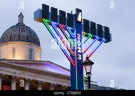 Trafalgar Square, London, Großbritannien. Dezember 2023. Die Menorah-Kerze zündete für die erste Nacht von Hannukah, dem jüdischen Lichterfest auf dem Trafalgar Square. Quelle: matthew Chattle/Alamy Live News Stockfoto