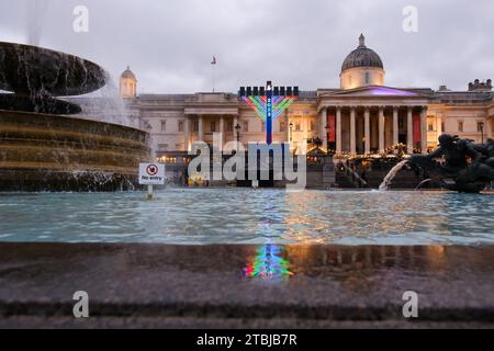 Trafalgar Square, London, Großbritannien. Dezember 2023. Die Menorah-Kerze zündete für die erste Nacht von Hannukah, dem jüdischen Lichterfest auf dem Trafalgar Square. Quelle: matthew Chattle/Alamy Live News Stockfoto