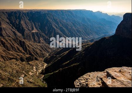 Die Asir Mountains vom Aussichtspunkt Habala (Al-Habalah), eines der beliebtesten Reiseziele in Saudi-Arabien. Stockfoto