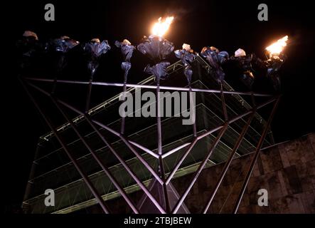 München, Deutschland. Dezember 2023. Der Hanukkah-Leuchter leuchtet vor der Hauptsynagoge Ohel Jakob auf dem St. Jakobsplatz. Das achttägige jüdische Lichterfest Hanukkah beginnt am 7. Dezember 2023. Quelle: Sven Hoppe/dpa/Alamy Live News Stockfoto