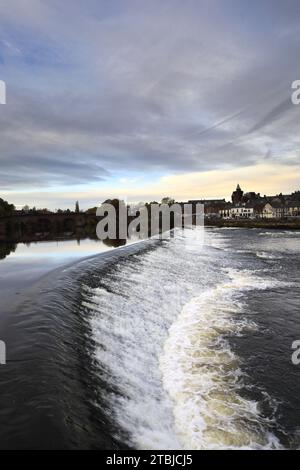 Herbstfarben über dem Fluss Nith, Dumfries Town, Dumfries und Galloway, Schottland, Großbritannien Stockfoto