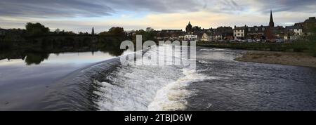 Herbstfarben über dem Fluss Nith, Dumfries Town, Dumfries und Galloway, Schottland, Großbritannien Stockfoto